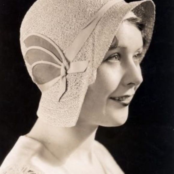 DISTINCTIVE 1940s\' BLACK FELT & VELVET ASYMMETRICAL HAT WITH BLACK FEATHER SPRAY